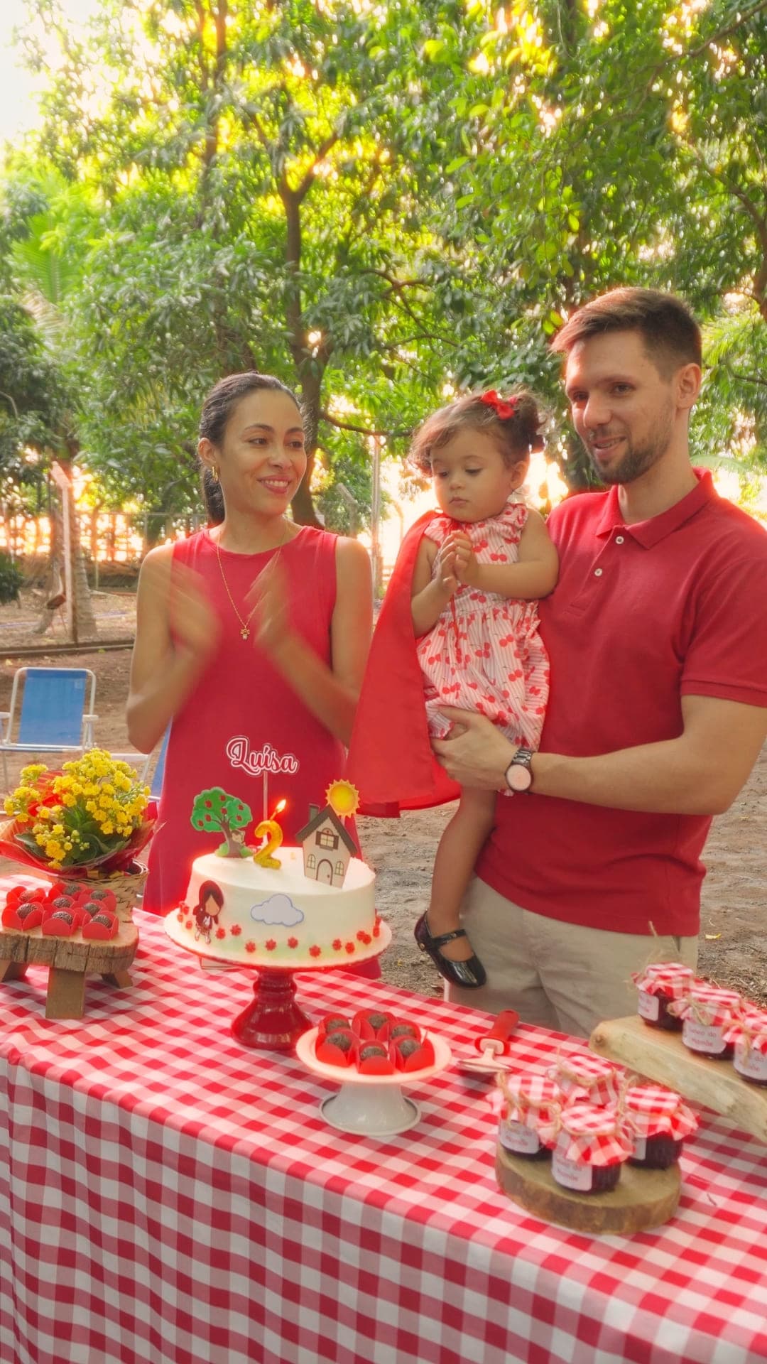 Retrato de família sorrindo em um campo dourado