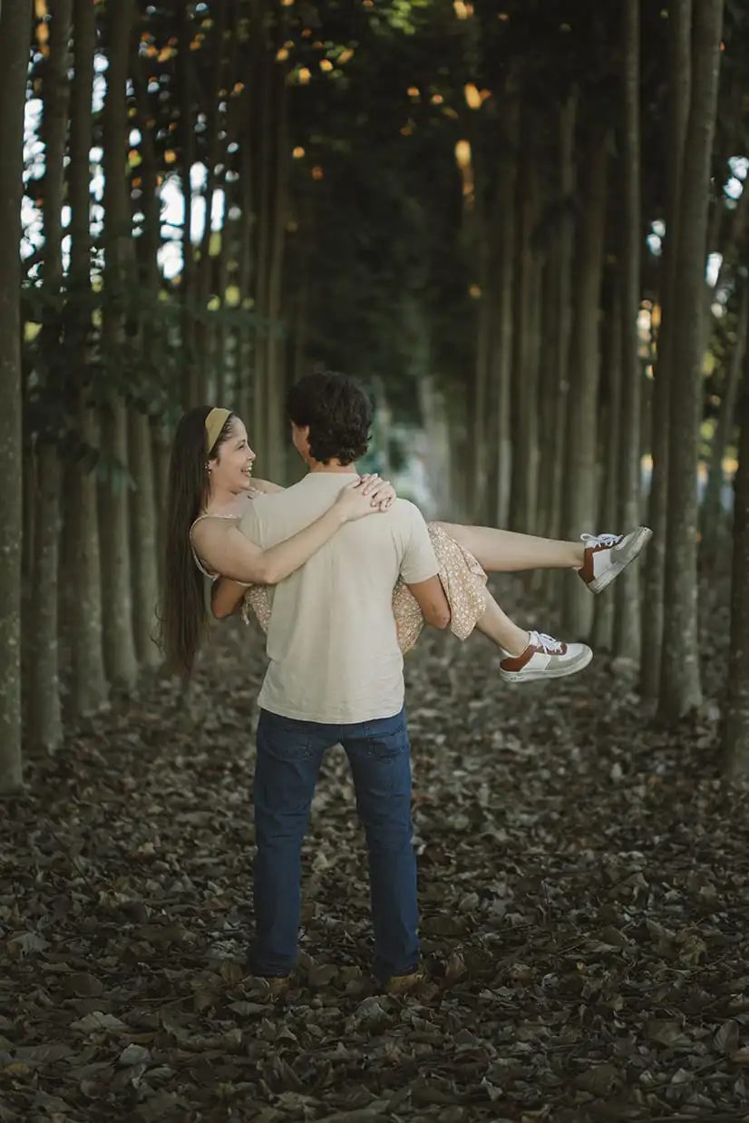 Casal sorrindo em ensaio pré-wedding autoral